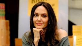 Angelina Jolie luce el tinte antiedad que será tendencia en primavera 2024