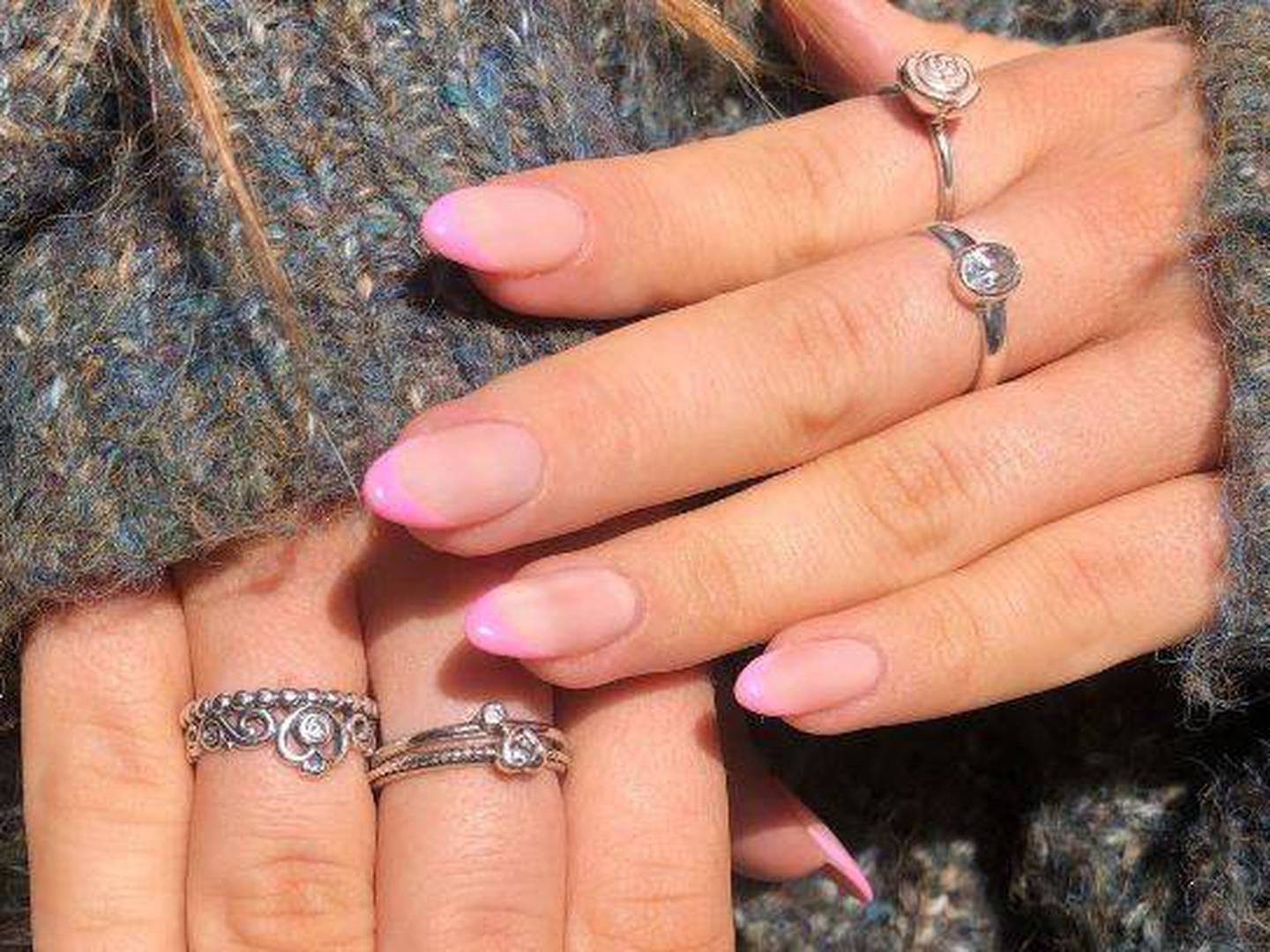 principal Escandaloso Perímetro Diseños de uñas con francesas en tonos rosa