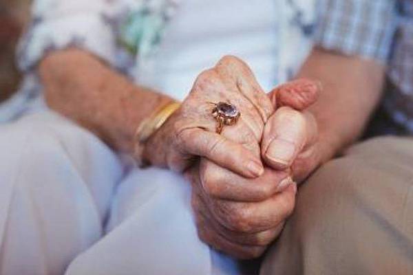 Indolentes y cobardes: abandonan a una abuelita y su triste historia se hace viral