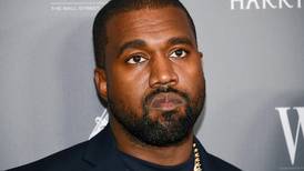 Kanye West podría estar en riesgo de salud por dientes de titanio