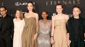 ¿Idéntica a la actriz? Angelina Jolie posa junto a su hija Vivienne y así luce a sus 15 años