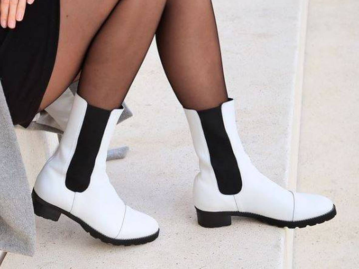 Aprende a combinar botas blancas con para lograr un look elegante