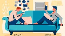 El fin del FOMO, disfrutar de tu sofá sin publicar nada en redes sociales está de moda