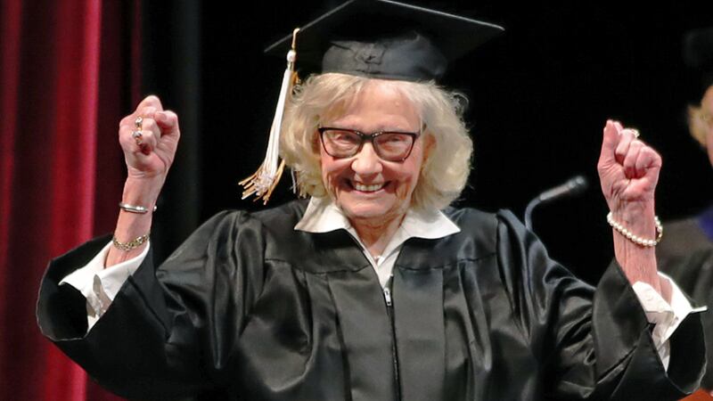 Mujer obtiene su título universitario a los 84 años y se vuelve viral: “No dejen que nadie los detenga”
