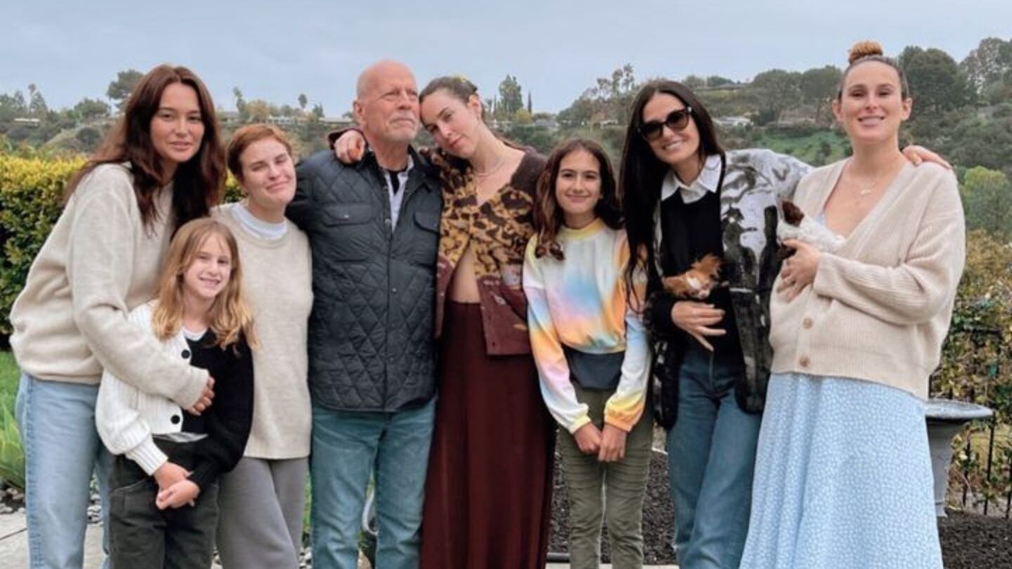 Bruce Willis celebra sus 68 años al lado de sus hija, su esposa y Demi Moore
