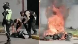Quito: el momento en que ciudadana detiene a delincuente y vecinos queman su motocicleta