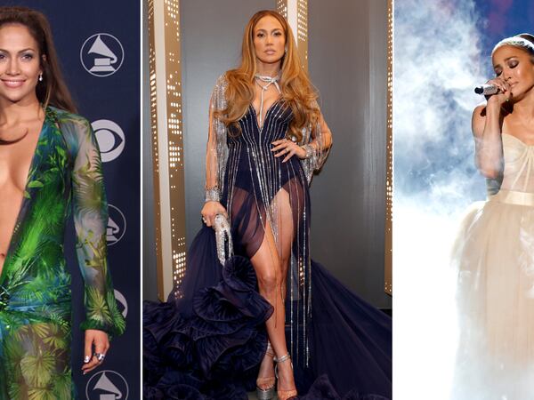 Cristales, transparencias y hasta junglas: los looks de Jennifer Lopez que hicieron historia