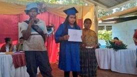 Sin importar su atuendo, agricultor conmovió las redes sociales en la ceremonia de graduación de su hija