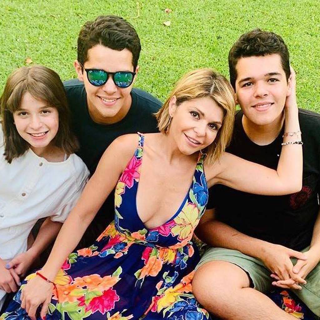 Grandes, guapos y maduros, así están los hijos de Itati Cantoral – Nueva  Mujer