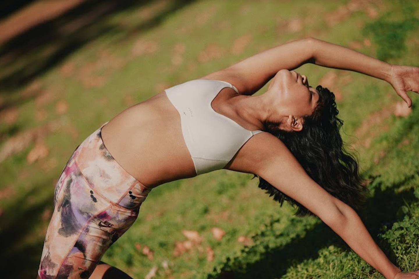 Una mujer realiza ejercicio usando un bra Nike Alate