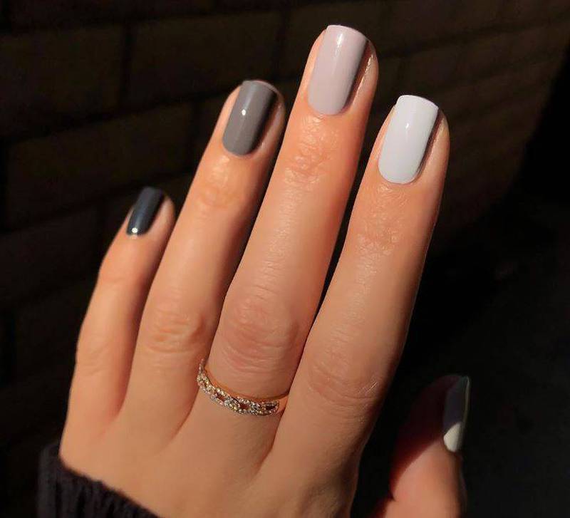Diseños de uñas en tonos grises para lograr un estilo discreto
