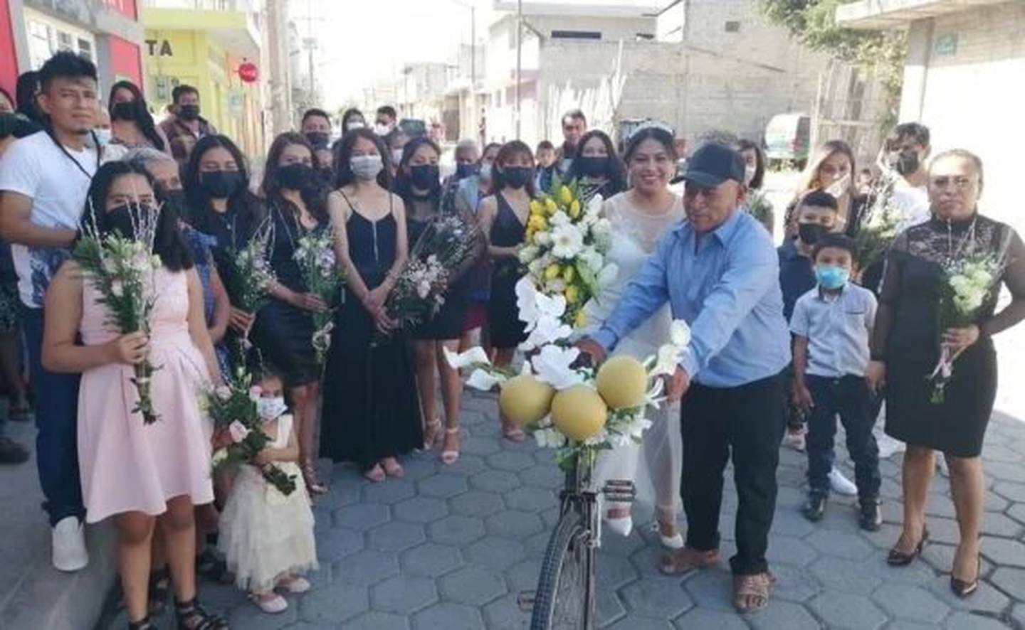 Padre adornó la bicicleta para la boda de su hija