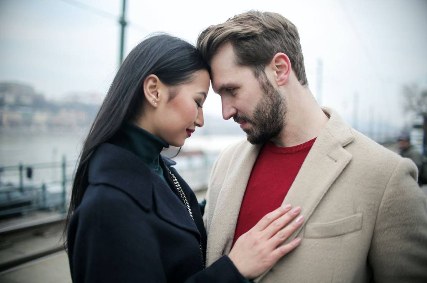 Una pareja enamorada demostrando su amor en público