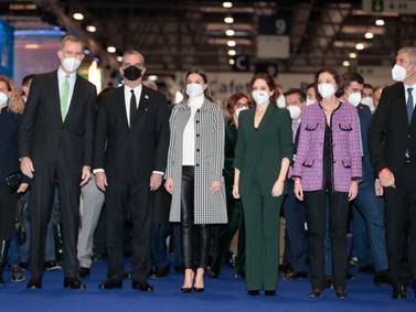 Letizia impone la moda en España: Derrocha elegancia con un abrigo de Mirto y pendientes de Chanel