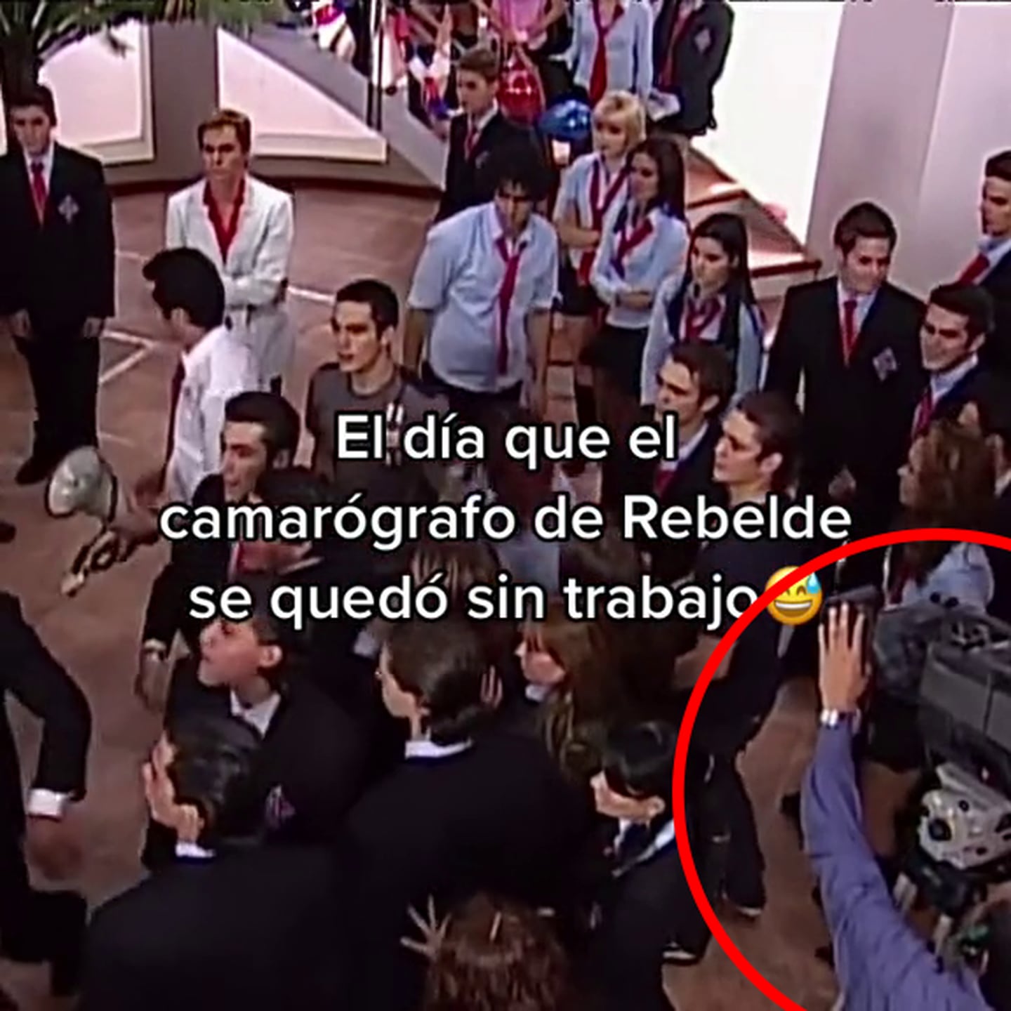 Un camarógrafo aparece en una escena de 'Rebelde'