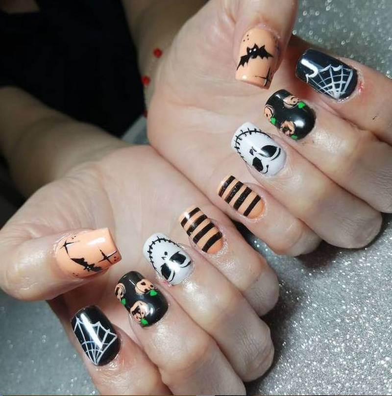 si eres de las mujeres que ama llevar la manicura con la temporada, entonces estos diseños de uñas en acrílico para Halloween te serán de gran ayuda para lograr unas uñas escalofriantes.