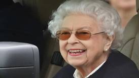 Tras dos meses de ausencia reaparece la reina Isabel II en un evento público