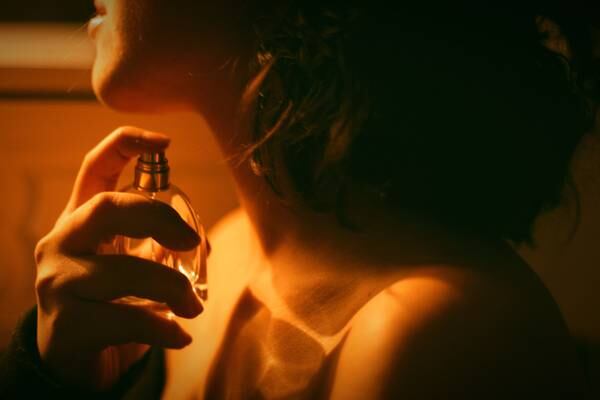 Perfumes que huelen a alta sociedad y duran 12 horas: 5 aromas que usan las millonarias