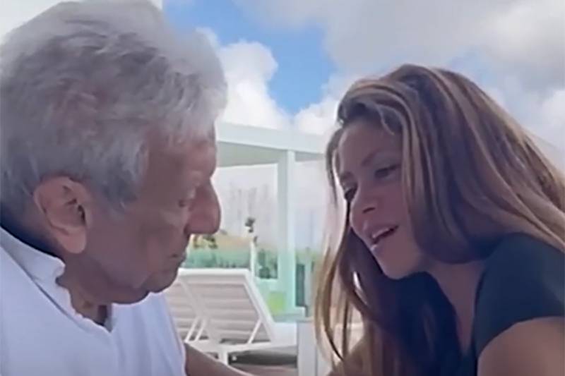 Shakira regala emotivo momento con sus padre a sus fans.
