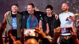 Banda Coldplay y su exmánager Dave Holmes, se demandaron mutuamente