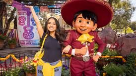 Tras brillar en los Premios Óscar, Becky G visita Disneyland Resort en California