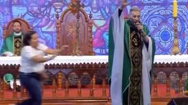 Mujer empuja a sacerdote en plena misa frente a 50 mil fieles