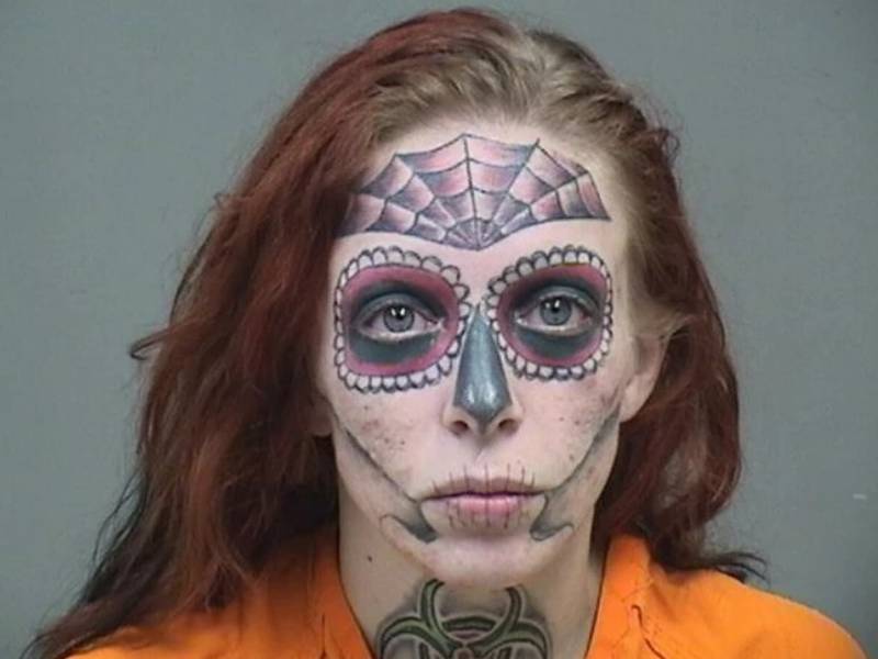 La joven lleva tres años borrando los tatuajes de su rostro