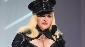 Madonna posa topless a los 64 años de edad