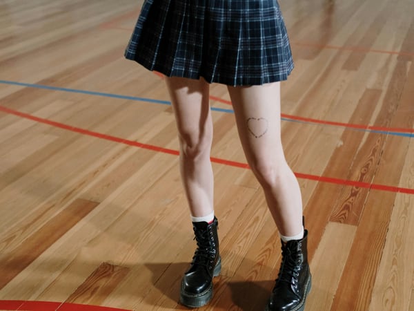 ¿Nueva tendencia? Las faldas tableadas con botas serán furor en primavera: así puedes usarlas