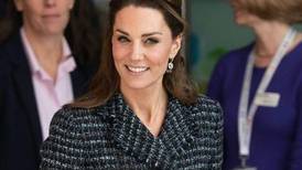 Kate Middleton salió bajo la lluvia luciendo unos tacones negros y un hermoso abrigo gris