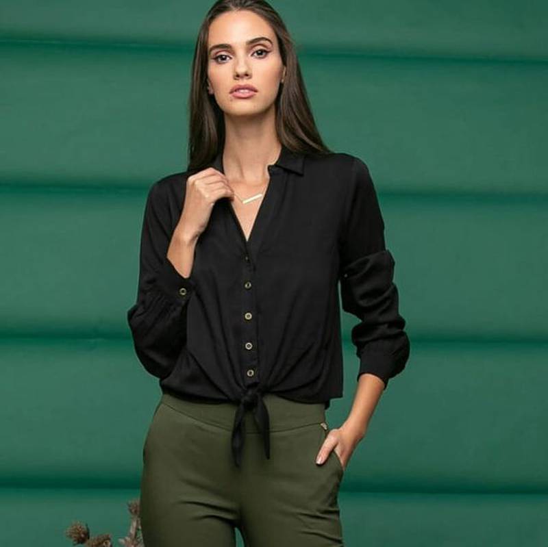 Camisa negra: los looks ideales para combinar esta prenda básica