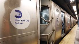 Impactante: adolescente queda en estado crítico tras sufrir golpe ‘surfeando’ en el metro de Nueva York
