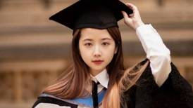 Joven se gradúa con honores en Oxford y es acusada de falsear su título por ser “muy hermosa” para ser inteligente