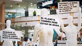 Aparecen maniquíes desnudos y con carteles de moda sostenible en diferentes partes de Bogotá