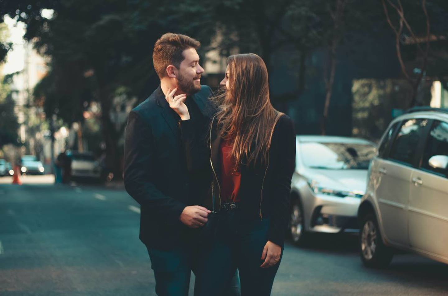 Una pareja enamorada demostrando su amor en público