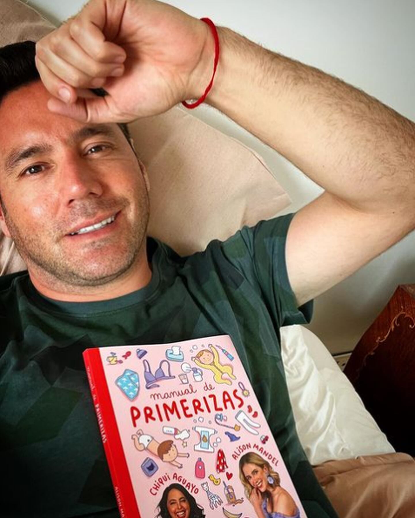 Pancho Saavedra había posado con el libro "Primerizas", de Alison Mandel y Chiqui Aguayo