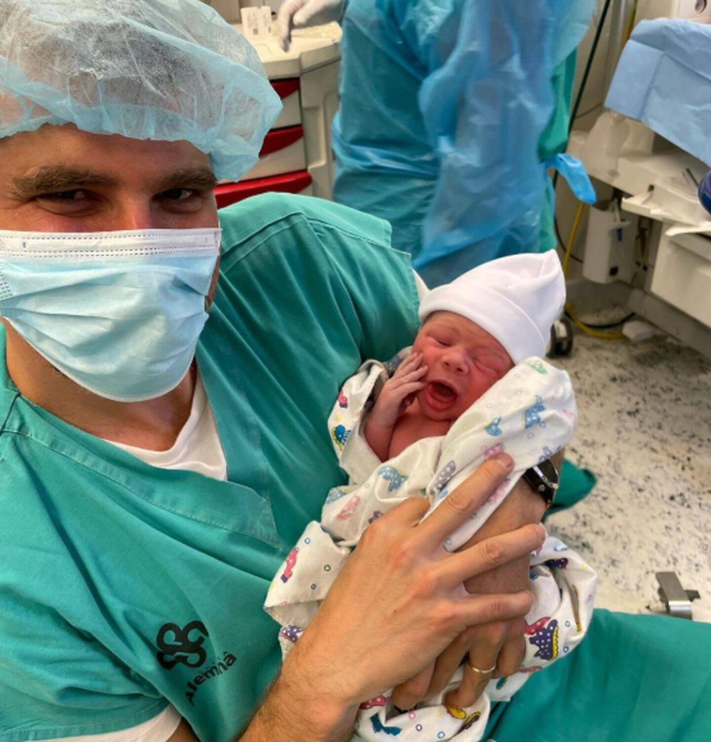 Manuel De Tezanos presentó a su hijo recién nacido
