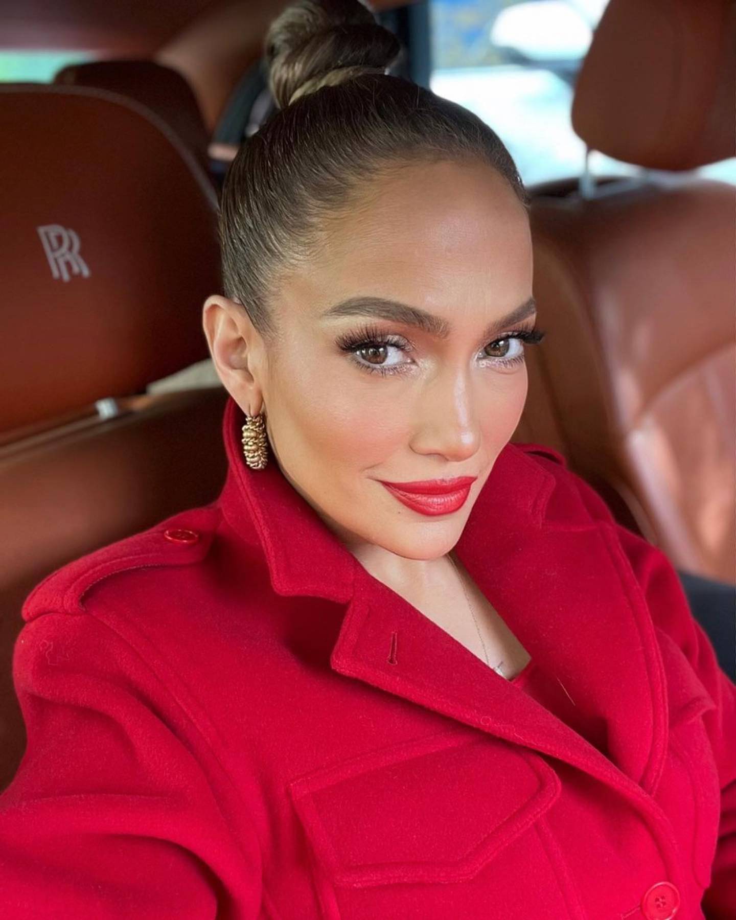 Jennifer Lopez se consagró como reina de la Navidad con este look 'total red'