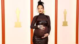 Rihanna muestra a su hijo pero critican su apariencia al igual que con el bebé de Paris Hilton