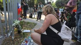 Personas rinden homenaje a Sebastián Piñera en su casa en Santiago: llegaron con flores y cantaron himno