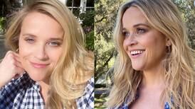 Reese Witherspoon conquista en un look total black con jeans bootcut