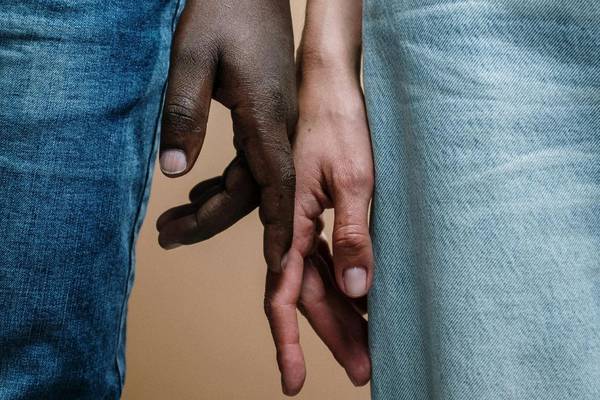 ¿Tu pareja no quiere tomarte la mano en público? 5 posibles razones detrás de su renuencia