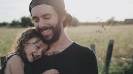 Para los hombres, sus hijos son prioridad: lo que debes saber si tu pareja es padre 