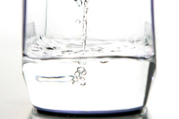 Joven muere tras beber demasiada agua: intentaba “eliminar las toxinas de su cuerpo”