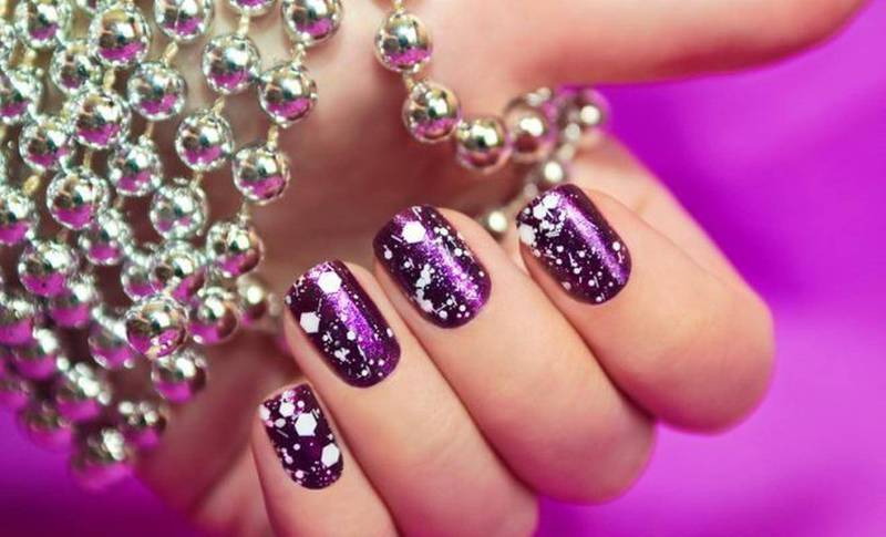 Manicure con glitter para uñas, así puedes lucir la tendencia del momento