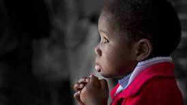 Niño africano deslumbra con sus grandes ojos azules y marca en forma de rayo: es por una enfermedad