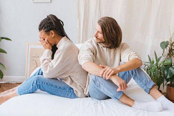 Qué es ‘Uncuffing’ el fenómeno que lleva a las parejas a la ruptura en marzo y claves para salvar tu relación