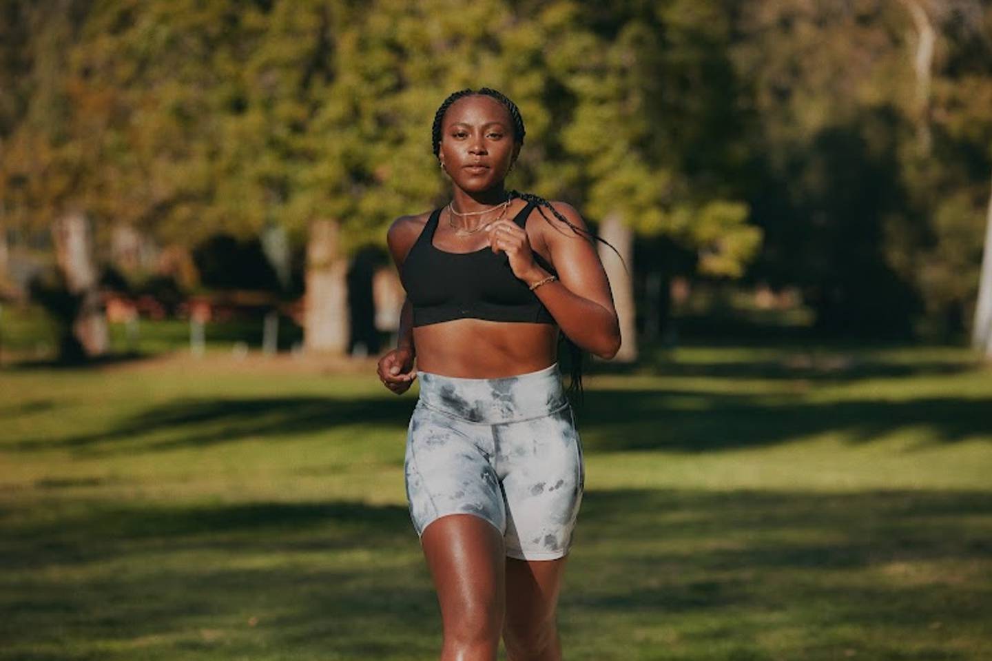 Mujer corriendo y usando Nike Alate