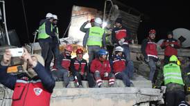 Rescatados con vida una madre y su hijo tras llevar 101 horas sepultados por escombros en Turquía