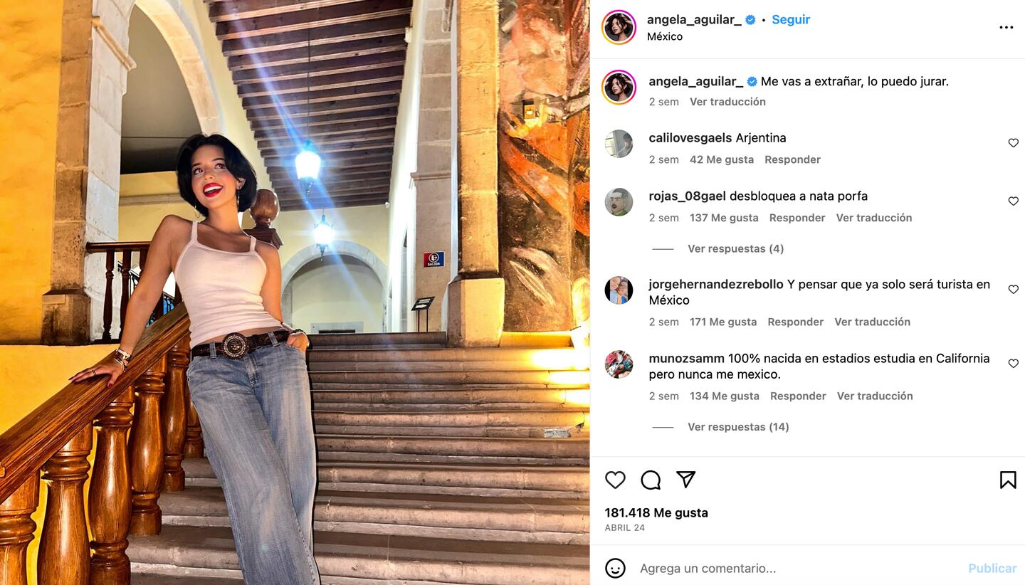 Ángela Aguilar posee la fórmula ideal para combinar jeans acampanados de la forma más chic.